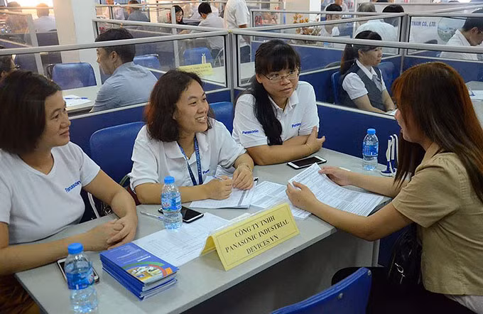 Lao động tìm hiểu thông tin về việc làm tại Trung tâm Dịch vụ việc làm Hà Nội (Ảnh: HCES).