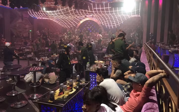 Quán bar Romance thời điểm bị lực lượng chức năng kiểm tra.