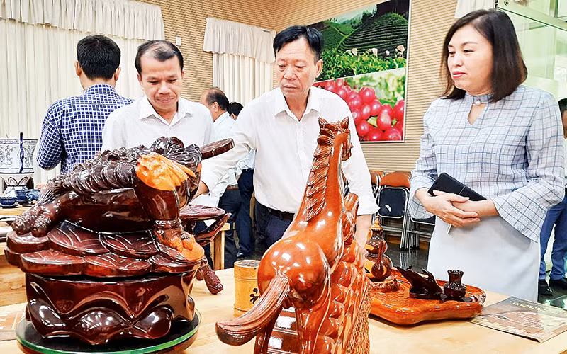 Sản phẩm thủ công mỹ nghệ được trưng bày tại quận 1.