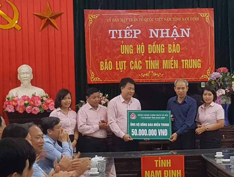 Hệ thống MTTQ các cấp ở Nam Định đã tiếp nhận số tiền mặt bảy tỷ đồng ủng hộ đồng bào miền trung.
