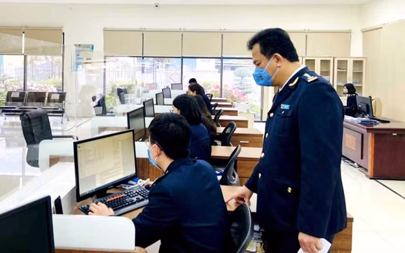 Chi cục Hải quan cửa khẩu Hoành Mô, tỉnh Quảng Ninh triển khai hệ thống thông quan điện tử giúp doanh nghiệp giảm bớt thời gian và chi phí. (Ảnh QUANG THỌ)