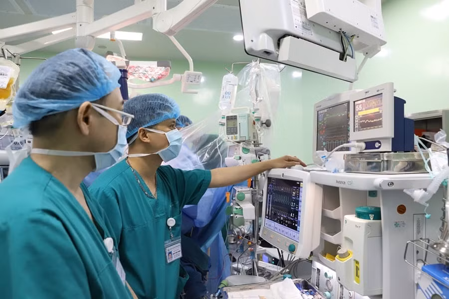 Lần đầu tiên ghép gan thành công cho bé 18 tháng tuổi -0
