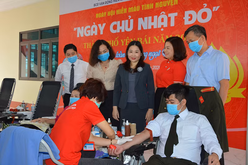Tiếp nhận 1.000 đơn vị máu tại các ngày hội hiến máu ở Hà Nội, Yên Bái -0