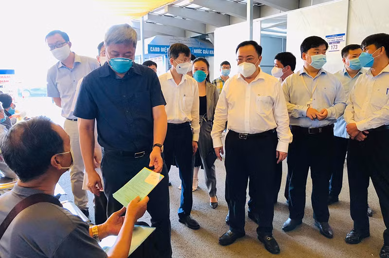 Lãnh đạo Bộ Y tế kiểm tra công tác phòng, chống dịch Covid-19 tại Bệnh viện Đa khoa Đồng Nai.