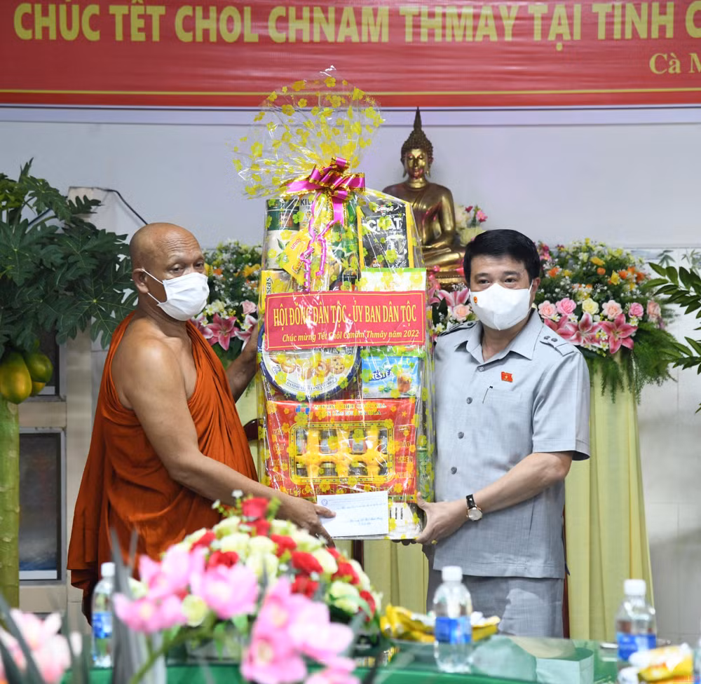 Chủ tịch Hội đồng Dân tộc Quốc tặng quà, chúc Tết cổ truyền tại Chùa Monivongsa và Chùa Rạch Giồng tại Cà Mau.