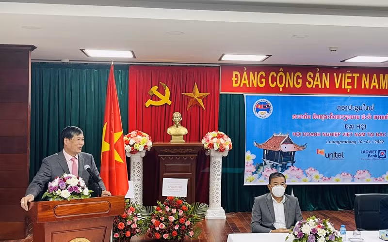 Tổng Lãnh sự Nguyễn Đăng Hùng khẳng định dành sự hỗ trợ cao nhất để Hội doanh nghiệp Việt Nam tại Bắc Lào nhanh chóng đi vào hoạt động hiệu quả. (Ảnh: Tổng Lãnh sự quán Việt Nam tại Luang Prabang)