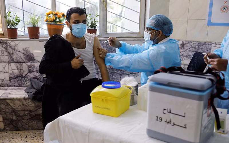 Tiêm vaccine ngừa Covid-19 tại thủ đô Baghdad, Iraq, ngày 2/3/2021. (Ảnh: Reuters)