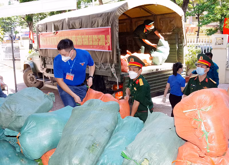 Trao tặng thực phẩm ủng hộ nhân dân TP Vinh bị ảnh hưởng bởi dịch Covid-19 -0