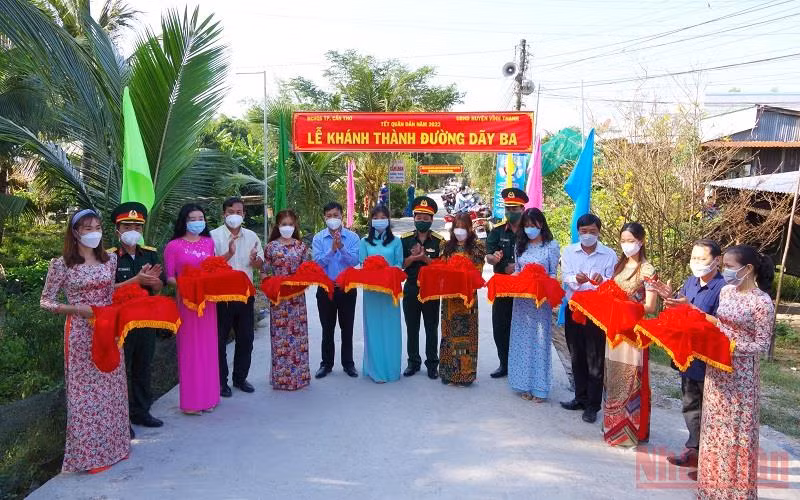Khánh thành tuyến đường Dãy Ba tại xã Thạnh Quới, huyện Vĩnh Thạnh nhân dịp Tết quân dân năm 2022. (Ảnh: NGUYỄN THẮNG)