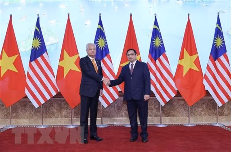 Thủ tướng Phạm Minh Chính và Thủ tướng Malaysia Dato’ Sri Ismail Sabri bin Yaakob chụp ảnh chung. (Ảnh: TTXVN)