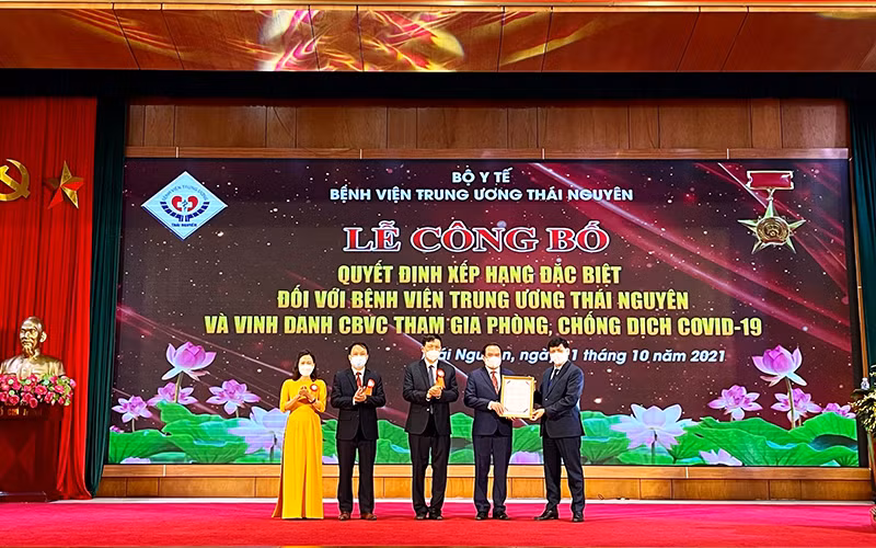 Bệnh viện Trung ương Thái Nguyên nhận quyết định xếp hạng đặc biệt
