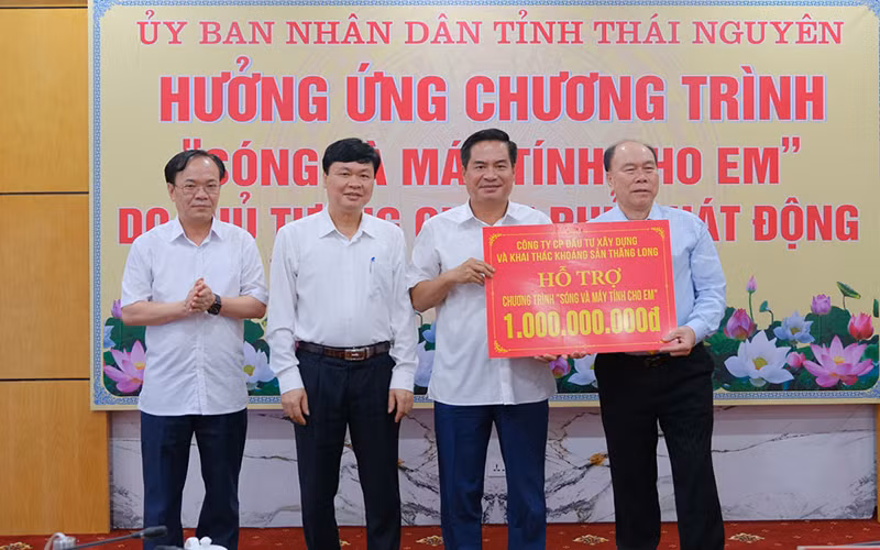 Các doanh nghiệp, doanh nhân ủng hộ Chương trình “Sóng và máy tính cho em” của tỉnh Thái Nguyên 8,3 tỷ đồng.