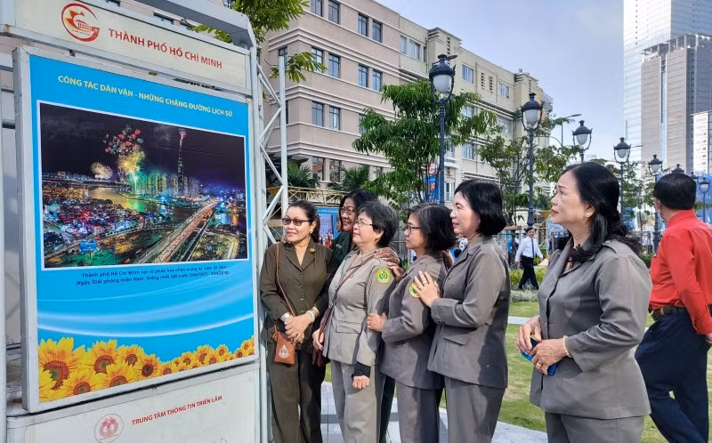 Các đại biểu tham quan các hình ảnh về thành tựu của TP Hồ Chí Minh tại triển lãm.