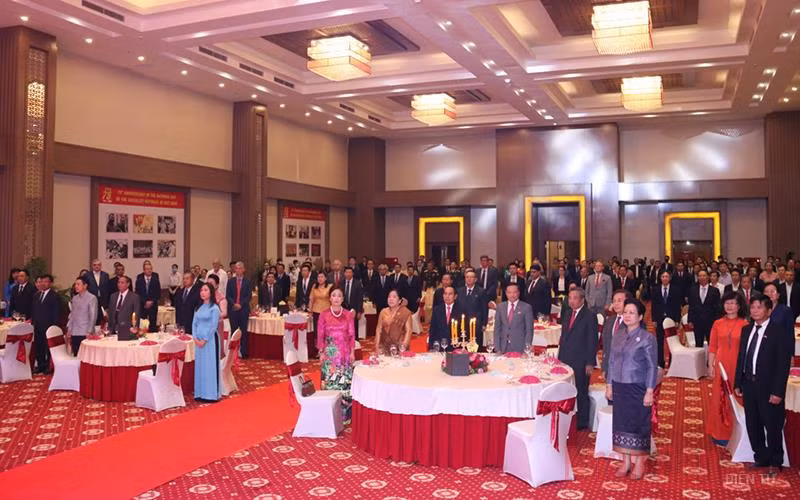 Các đồng chí lãnh đạo cấp cao Lào, Đại sứ Việt Nam tại Lào cùng hàng trăm đại biểu dự lễ kỷ niệm 75 năm Quốc khánh Việt Nam, tối 28-8.