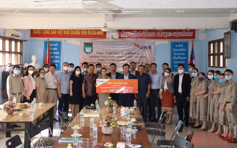 Toàn cảnh Lễ tài trợ học bổng và các giải pháp công nghệ của Star Telecom tặng Trường song ngữ Lào - Việt Nam, chiều 18/8.