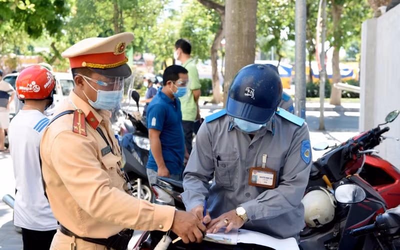Các lực lượng chức năng kiểm tra nhắc nhở và xử phạt các trường hợp vi phạm trên tuyến đường Lê Mao, vào sáng 18/8.