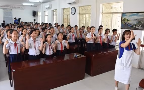 Đông đảo học sinh tham gia chương trình.