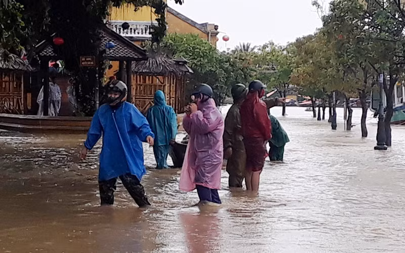 Nước đã ngập đường Bạch Đằng. Ông Nguyễn Văn Lanh, Phó Chủ tịch UBND TP Hội An cho biết: Dự báo lũ chiều ngày 8-10 là 1,6m, diễn biến mưa lũ vẫn còn phức tạp đến ngày 10-10.