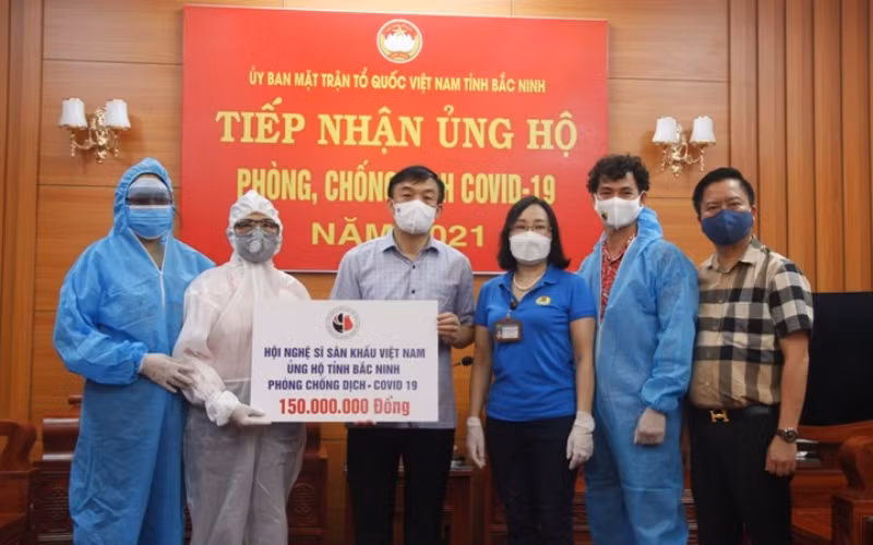 Hội Nghệ sĩ Sân Khấu Việt Nam trao tặng tiền, vật tư phòng chống dịch cho MTTQ tỉnh Bắc Ninh.