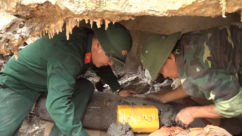 Công binh áp thuốc nổ xử lý quả bom.