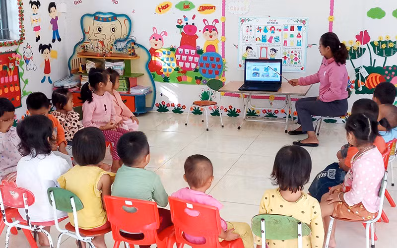Dạy học cho trẻ mầm non 5 tuổi ở Trường mầm non Sín Thầu, huyện Mường Nhé, tỉnh Điện Biên. (Ảnh: LÊ LAN)