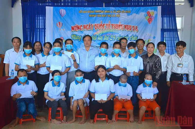 Chủ tịch tỉnh Cà Mau tặng quà cho trẻ em có hoàn cảnh đặc biệt khó khăn tại Trung tâm Bảo trợ xã hội tỉnh Cà Mau.