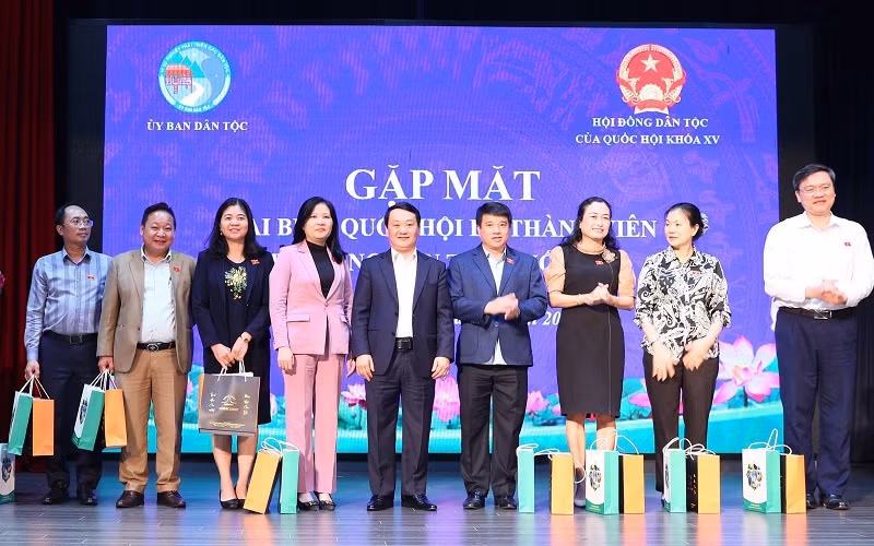 Bộ trưởng, Chủ nhiệm Ủy ban Dân tộc Hầu A Lềnh tặng quà lưu niệm cho các đại biểu Quốc hội là thành viên Hội đồng Dân tộc của Quốc hội tại buổi gặp mặt chiều 31/5.
