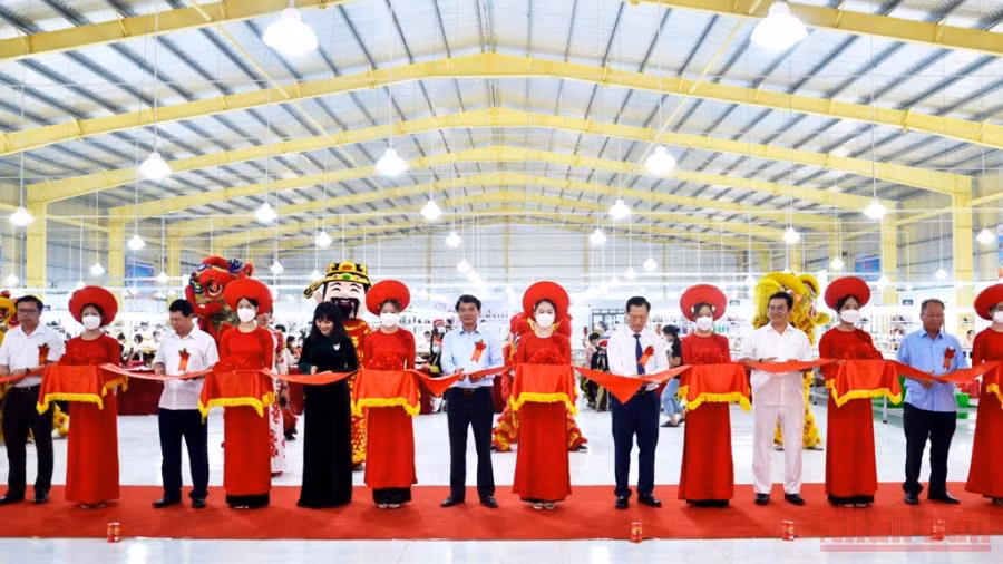 Khánh thành Nhà máy may thêu xuất khẩu số 3 của Công ty TNHH Babeenien Việt Nam tại Lào Cai.