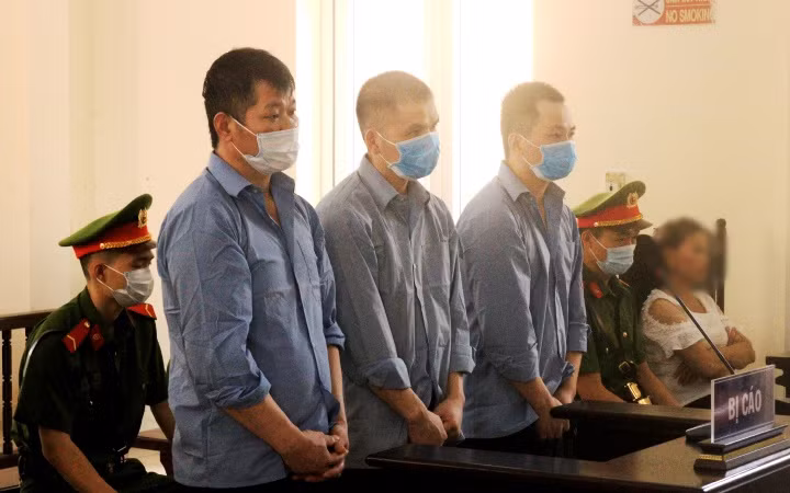 Ba bị cáo trong phiên xét xử sơ thẩm vào ngày 29-7. 