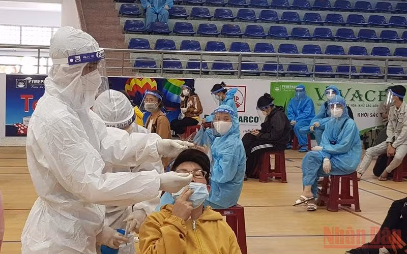 Phú Yên tổ chức lấy mẫu xét nghiệm sàng lọc Covid-19 tại cảng hàng không, nhà ga, bến xe để phát hiện, ngăn chặn lây lan.