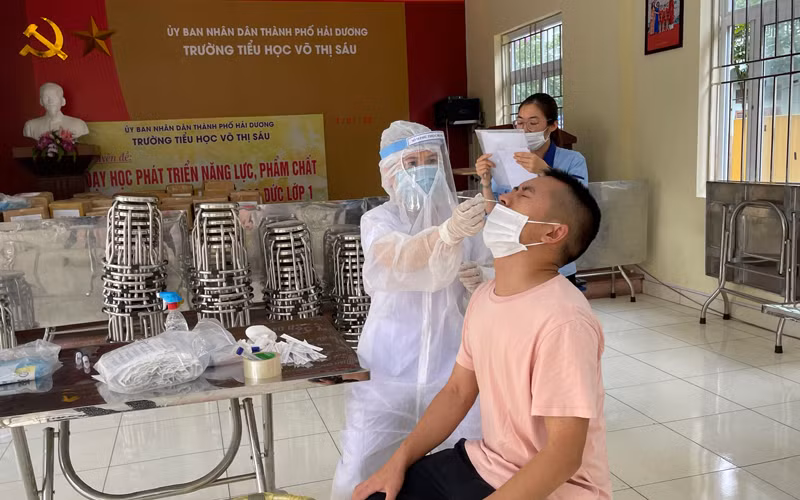 Lấy mẫu xét nghiệm cho người dân thành phố tại điểm trường tiểu học Võ Thị Sáu.