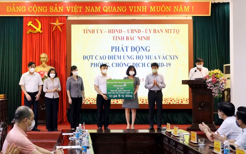 Tổ chức, cá nhân ủng hộ mua vaccine ngừa Covid-19.