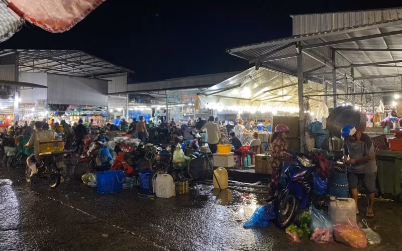 Chợ đầu mối thủy hải sản vẫn hoạt động bình thường, mặc dù bị đình chỉ xả thải vì giấy phép hết hạn.