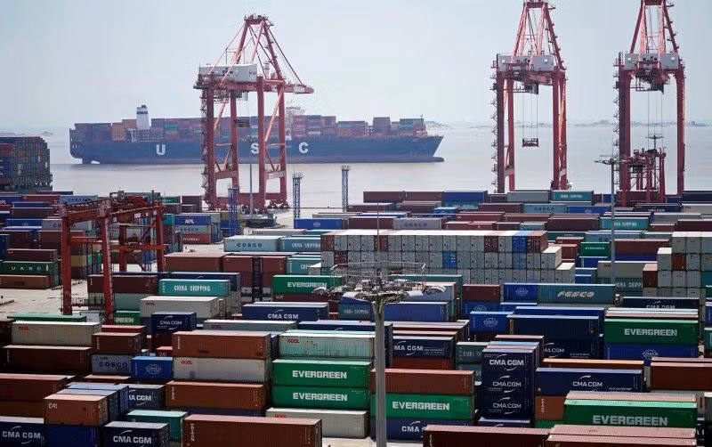 Container tập kết tại Cảng nước sâu Dương Sơn ở Thượng Hải, Trung Quốc. (Ảnh: Reuters)