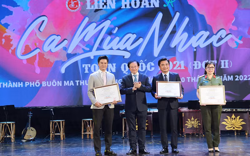 Ban tổ chức trao giải xuất sắc cho 3 đơn vị nghệ thuật. (Ảnh: Cục Nghệ thuật biểu diễn)