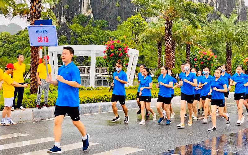 Các đội đại diện các địa phương. lực lượng vũ trang, doanh nghiệp tham gia giải chạy việt dã.