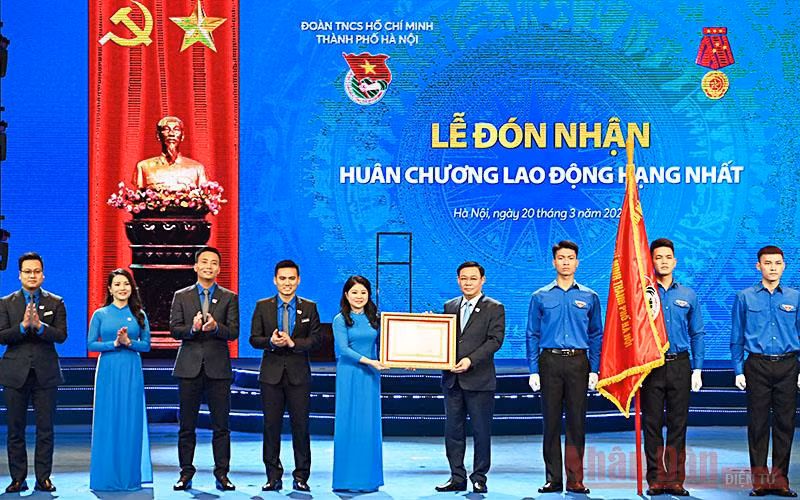 Bí thư Thành ủy Hà Nội Vương Đình Huệ trao Huân chương Lao động hạng Nhất tặng Thành đoàn Hà Nội.