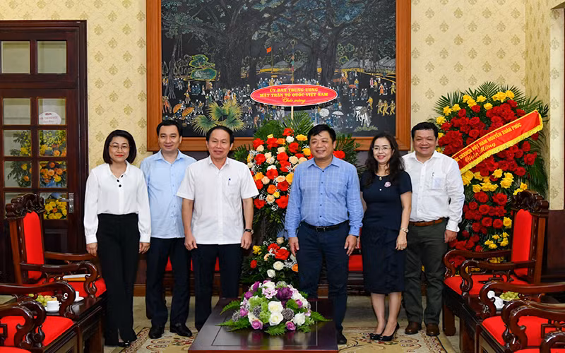 Phó Tổng Biên tập Quế Đình Nguyên tiếp đoàn đại biểu Mặt trận Tổ quốc Việt Nam do đồng chí Lê Tiến Châu dẫn đầu. (Ảnh: THỦY NGUYÊN)