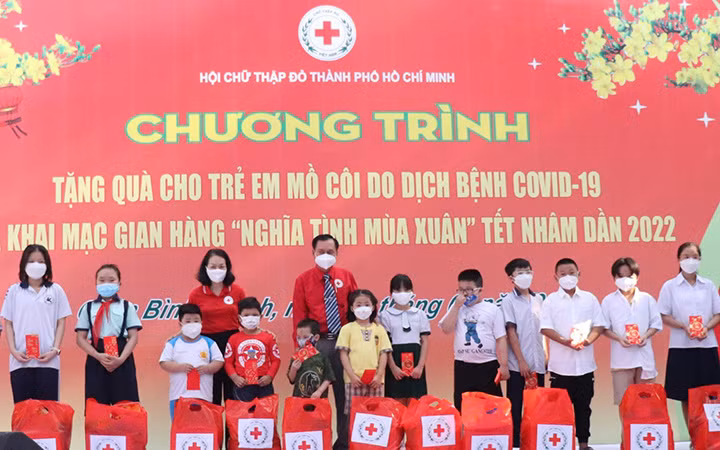 Trao quà cho trẻ mồ côi vì Covid-19 và gian hàng “Nghĩa tình mùa xuân” tại thành phố Hồ Chí Minh (Ảnh: VNRC).