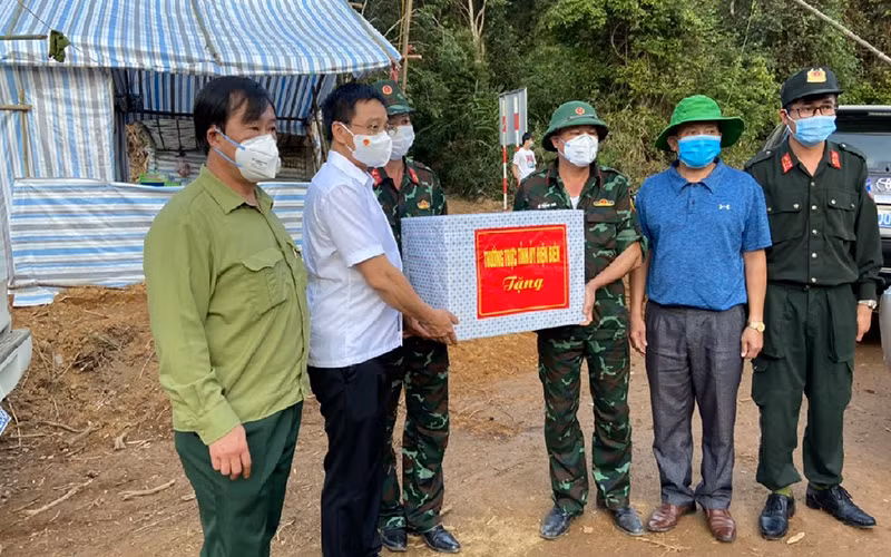 Ông Nguyễn Văn Thắng, Ủy viên Trung ương Đảng, Bí thư Tỉnh ủy Điện Biên động viên các lực lượng chống dịch ở xã Na Tông, Mường Nhà, huyện Điện Biên.