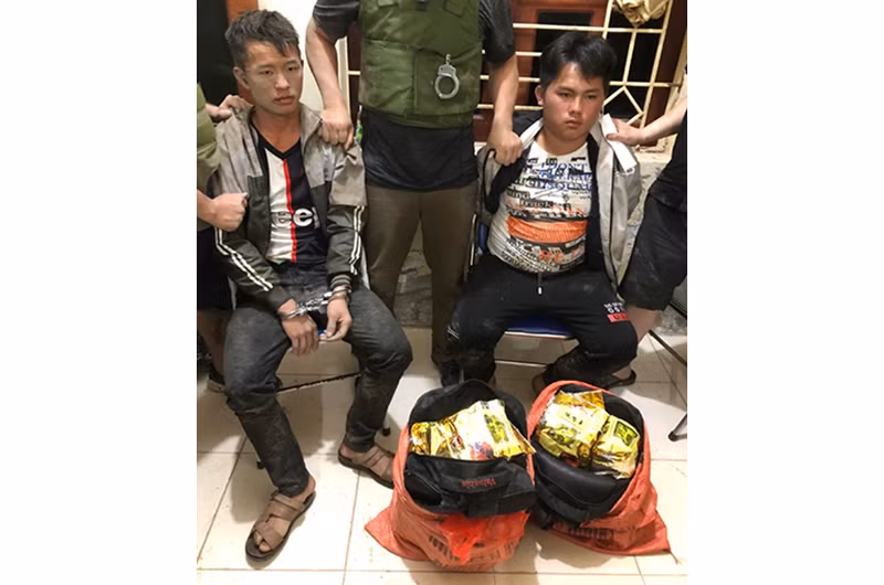 Hai đối tượng cùng tang vật khi bị bắt giữ.