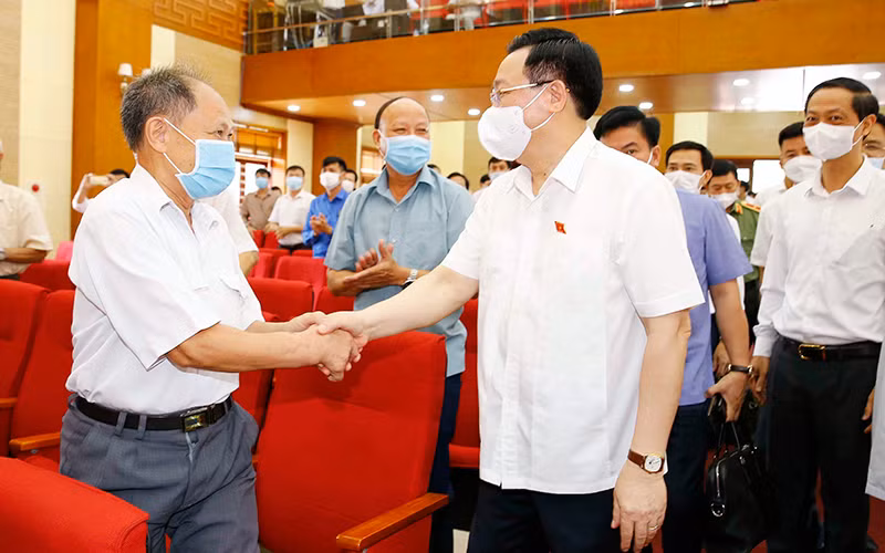Chủ tịch Quốc hội Vương Ðình Huệ với cử tri huyện Vĩnh Bảo, thành phố Hải Phòng (tháng 5/2021). Ảnh TTXVN 
