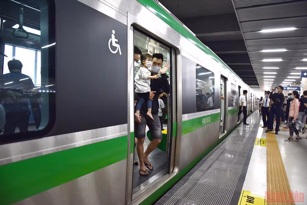 Người dân Hà Nội háo hức trải nghiệm chuyến tàu đầu tiên trên tuyến đường sắt đô thị Cát Linh - Hà Đông -2