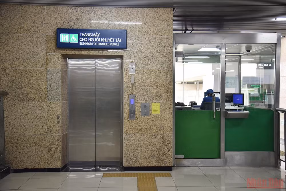 Người dân Hà Nội háo hức trải nghiệm chuyến tàu đầu tiên trên tuyến đường sắt đô thị Cát Linh - Hà Đông -4