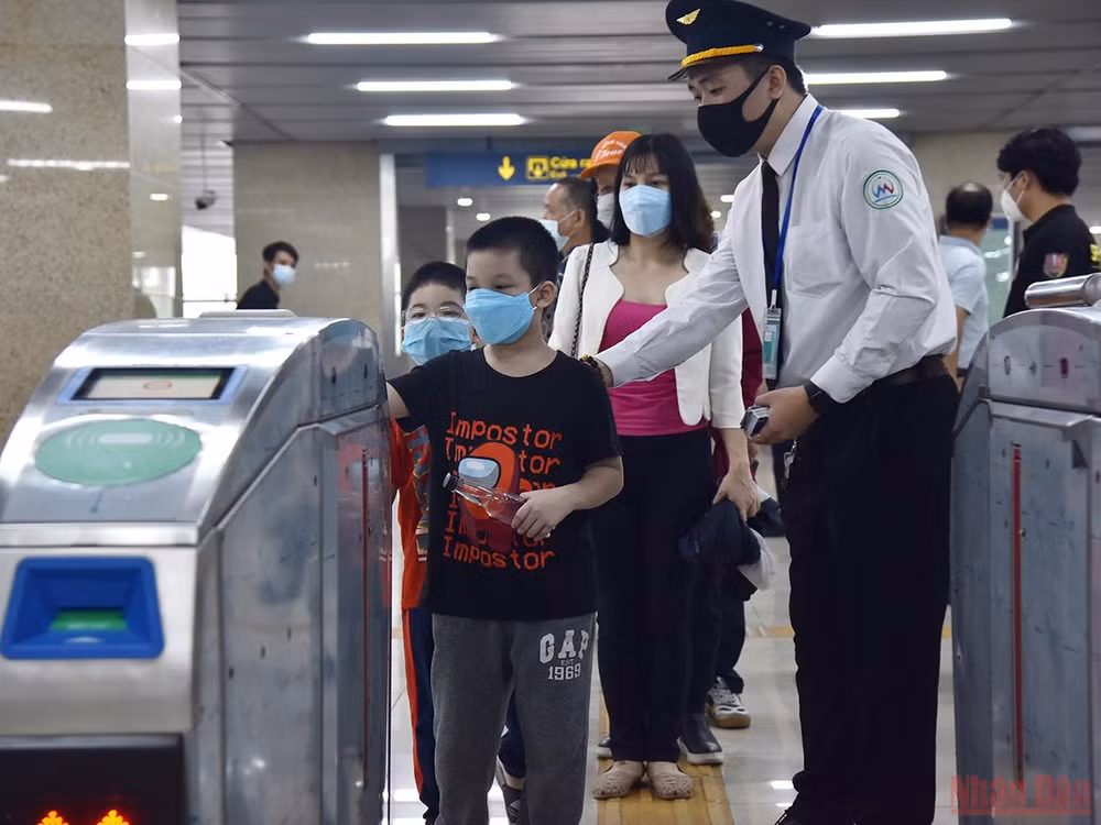 Người dân Hà Nội háo hức trải nghiệm chuyến tàu đầu tiên trên tuyến đường sắt đô thị Cát Linh - Hà Đông -0
