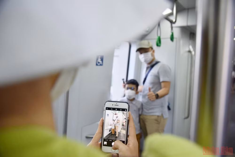 Người dân Hà Nội háo hức trải nghiệm chuyến tàu đầu tiên trên tuyến đường sắt đô thị Cát Linh - Hà Đông -1