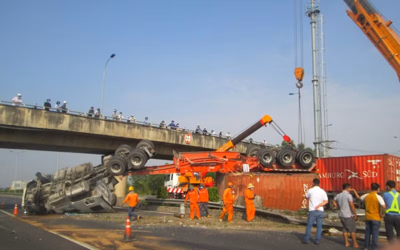Hiện trường vụ tai nạn giao thông sáng 19/4.