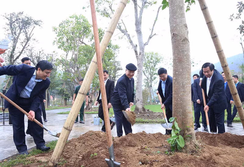 Đồng chí Trần Quốc Vượng tưởng niệm các Anh hùng, liệt sĩ tại Truông Bồn -0