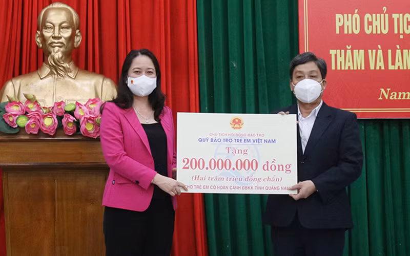 Phó Chủ tịch nước Võ Thị Ánh Xuân đã trao 200 triệu đồng cho huyện Nam Trà My để hỗ trợ trẻ có hoàn cảnh đặc biệt khó khăn.