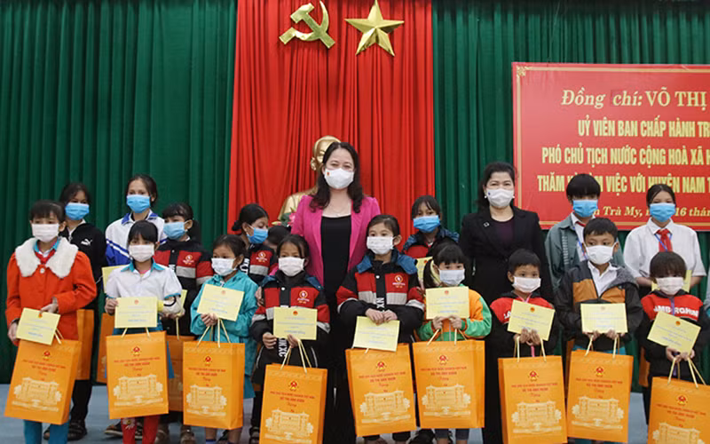 Phó Chủ tịch nước Võ Thị Ánh Xuân thăm, tặng quà người dân miền núi Nam Trà My -0